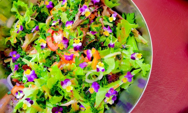 Foto vista de ângulo alto de salada em uma tigela na mesa