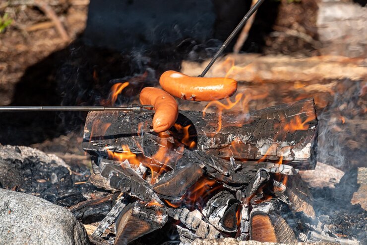 Foto vista de ângulo alto de salsichas na grelha de churrasco