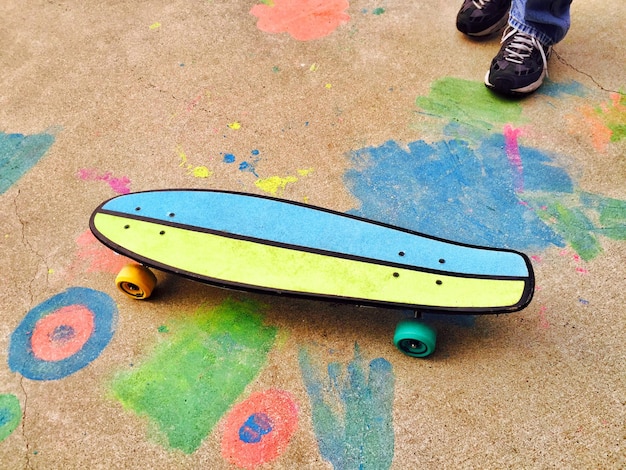 Foto vista de ângulo alto de skate na rua