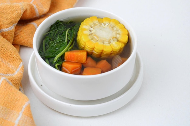 Foto vista de ângulo alto de sopa de vegetais em uma tigela na mesa