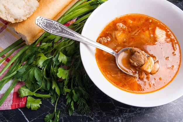 Foto vista de ângulo alto de sopa em uma tigela na mesa