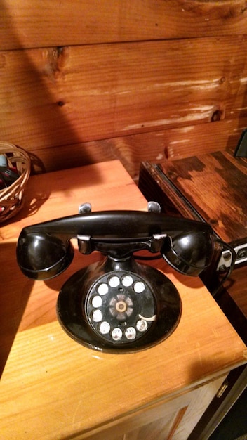 Vista de ângulo alto de telefone antiquado na mesa em casa