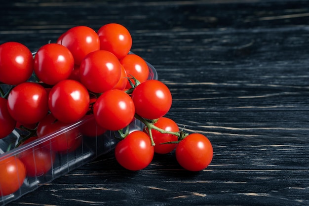 Vista de ângulo alto de tomates cereja na mesa