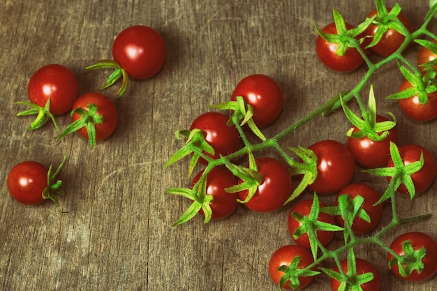 Foto vista de ângulo alto de tomates cereja na mesa