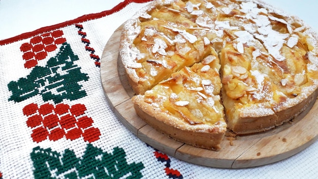 Foto vista de ângulo alto de torta de maçã na mesa