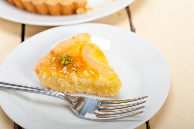 Vista de ângulo alto de torta fresca servida em prato na mesa