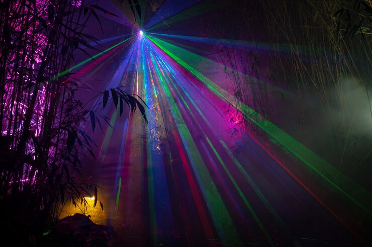 Foto vista de ângulo alto de trilhas de luz à noite