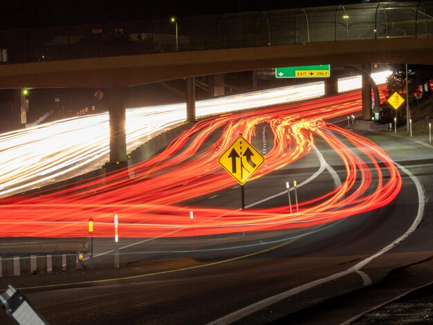 Foto vista de ângulo alto de trilhas de luz na estrada à noite