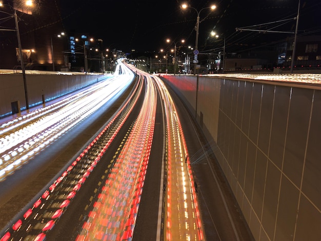 Vista de ângulo alto de trilhas de luz na estrada à noite