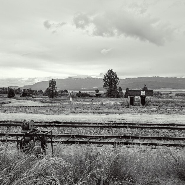 Foto vista de ângulo alto de trilhos de trem contra o céu