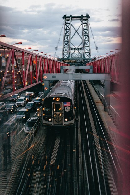 Vista de ângulo alto de trilhos de trem contra o céu