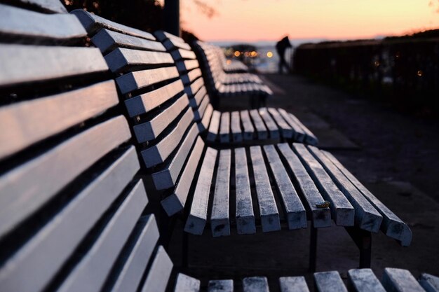 Vista de ângulo alto de um banco vazio no parque durante o pôr do sol