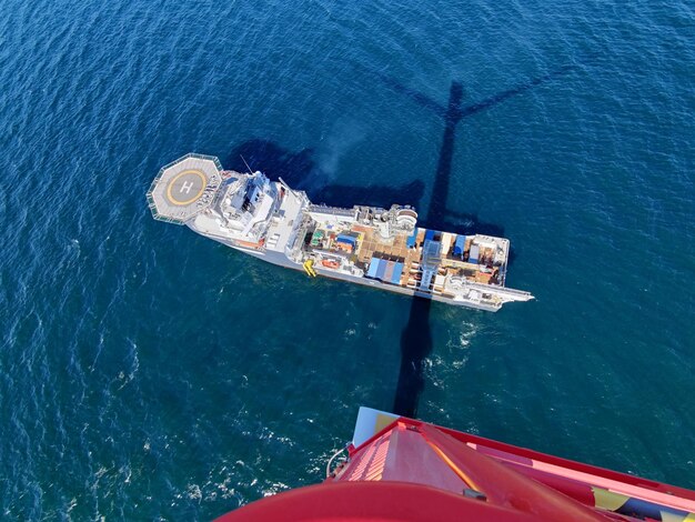 Vista de ângulo alto de um barco no mar