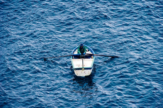 Foto vista de ângulo alto de um barco no mar
