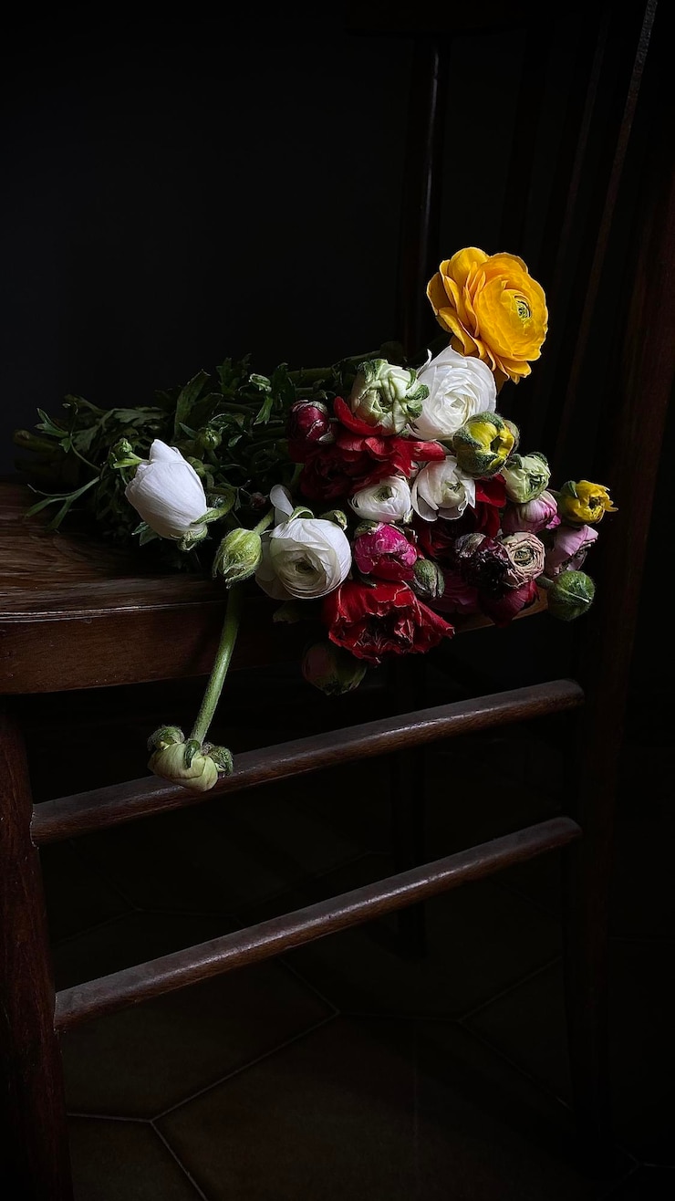 Foto vista de ângulo alto de um buquê de rosas em vaso