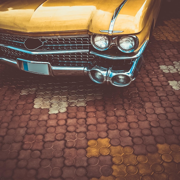 Foto vista de ângulo alto de um carro vintage no estacionamento