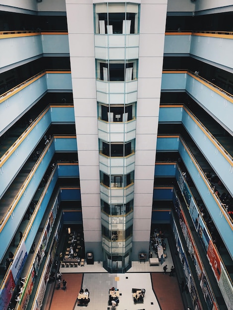 Foto vista de ângulo alto de um edifício moderno