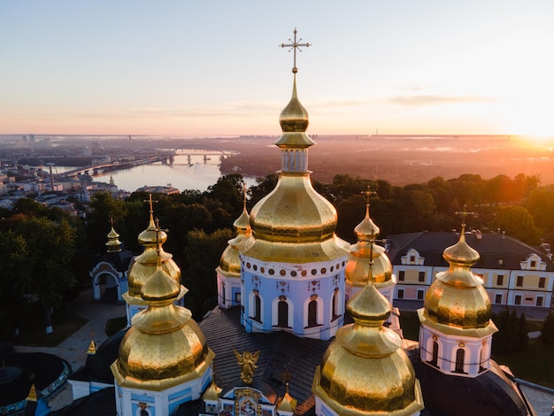 Vista de ângulo alto de um edifício tradicional contra o céu durante o pôr-do-sol