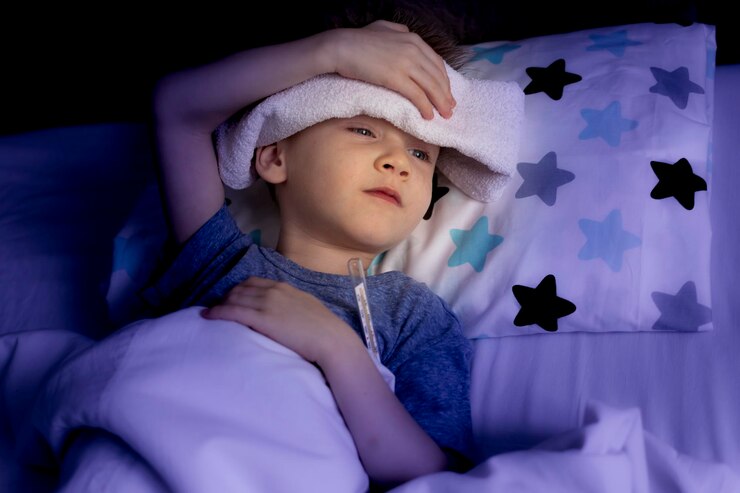 Foto vista de ângulo alto de um menino doente olhando para longe enquanto está deitado na cama