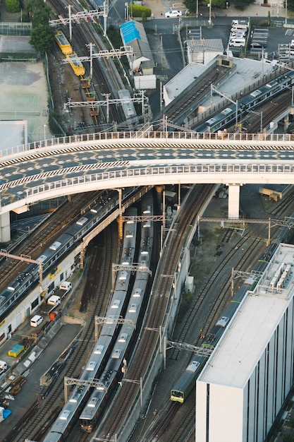 Foto vista de ângulo alto de uma estrada elevada na cidade