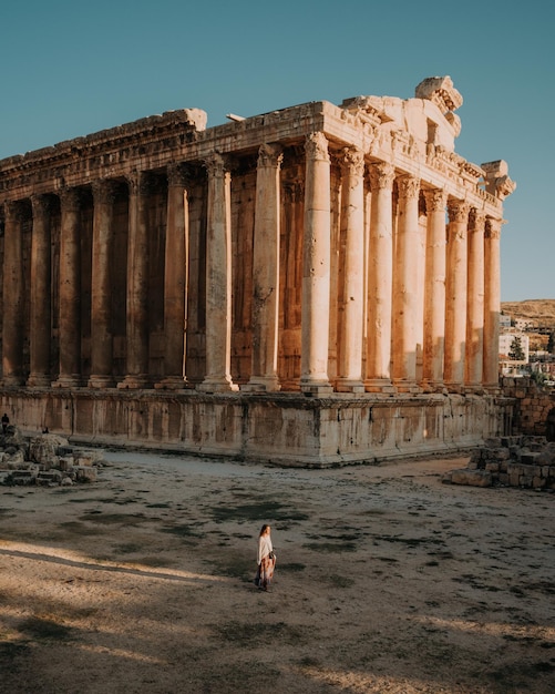 Foto vista de ângulo alto de uma mulher de pé junto a um edifício histórico