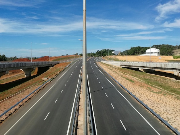 Foto vista de ângulo alto de uma rodovia vazia