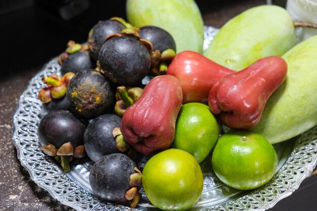 Foto vista de ângulo alto de uvas em prato