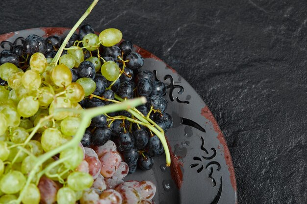 Foto vista de ângulo alto de uvas em recipiente