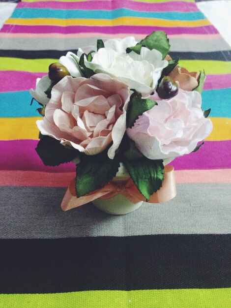 Vista de ângulo alto de vaso de flores artificiais na mesa em casa