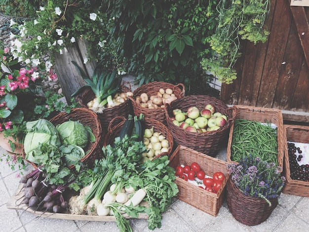 Vista de ângulo alto de vegetais em cestas no mercado de rua