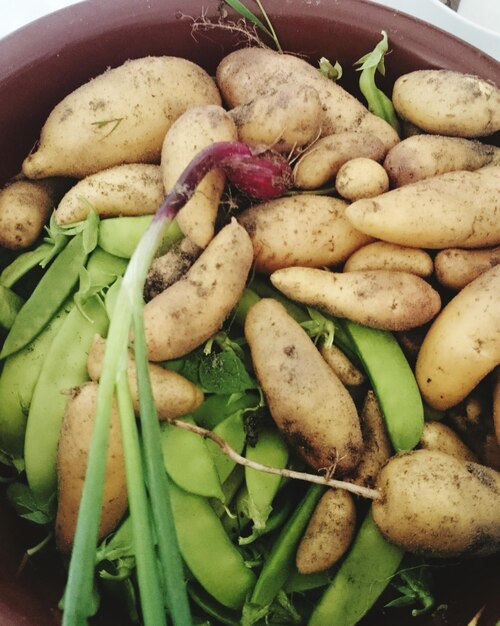 Foto vista de ângulo alto de vegetais em cestas