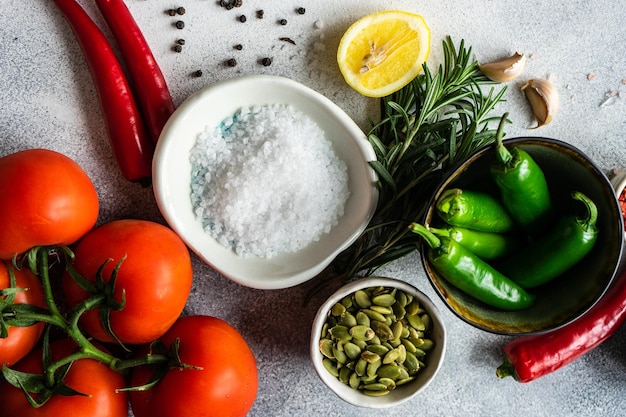 Foto vista de ângulo alto de vegetais em tigela