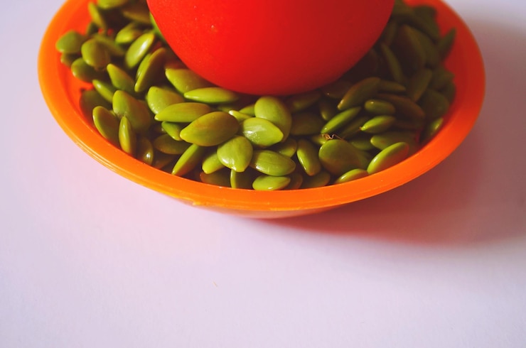 Foto vista de ângulo alto de vegetais em uma tigela na mesa