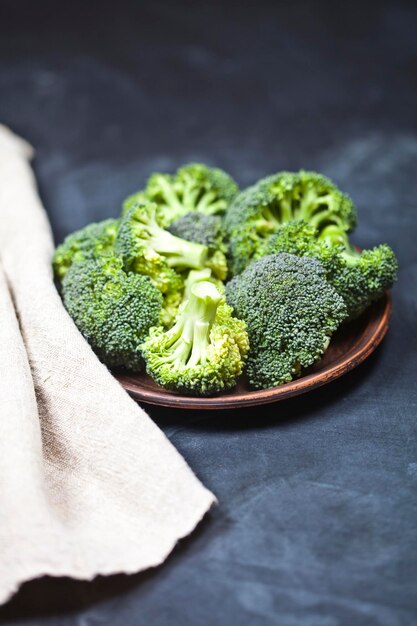 Foto vista de ângulo alto de vegetais em uma tigela na mesa