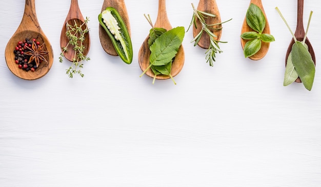 Vista de ângulo alto de vegetais na mesa contra fundo branco