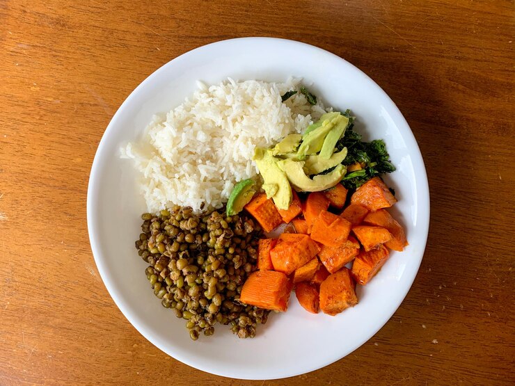 Foto vista de ângulo alto de vegetais picados em uma tigela na mesa