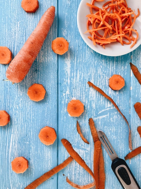 Foto vista de ângulo alto de vegetais picados na mesa