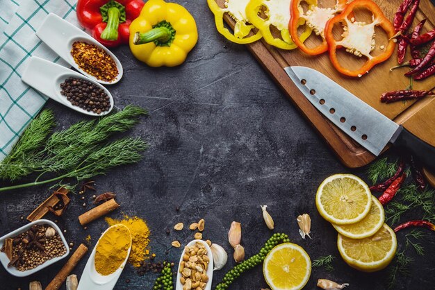 Foto vista de ângulo alto de vegetais picados na mesa