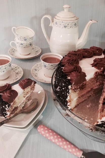 Vista de ângulo alto de xícaras de chá e bolo de chocolate na mesa