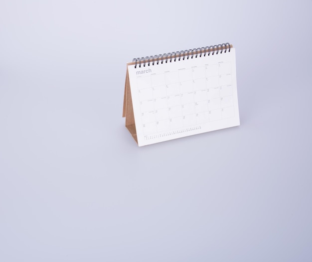 Vista de ângulo alto do calendário de mesa em fundo branco