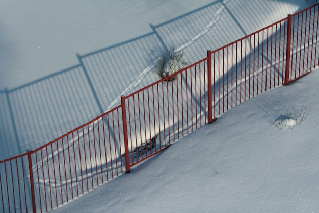 Foto vista de ângulo alto do corrimão no campo de neve
