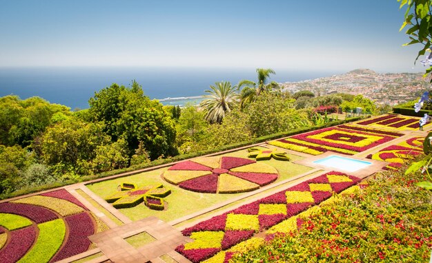 Vista de ângulo alto do jardim ornamental pelo mar contra o céu