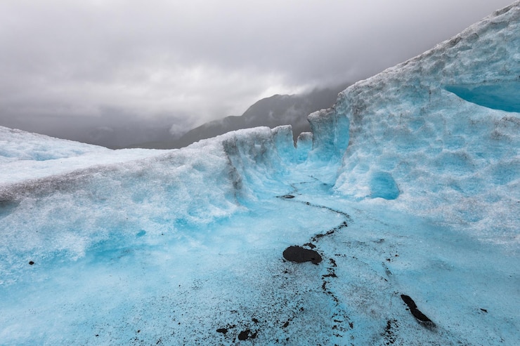 Foto vista de ângulo alto do lago congelado contra o céu nublado