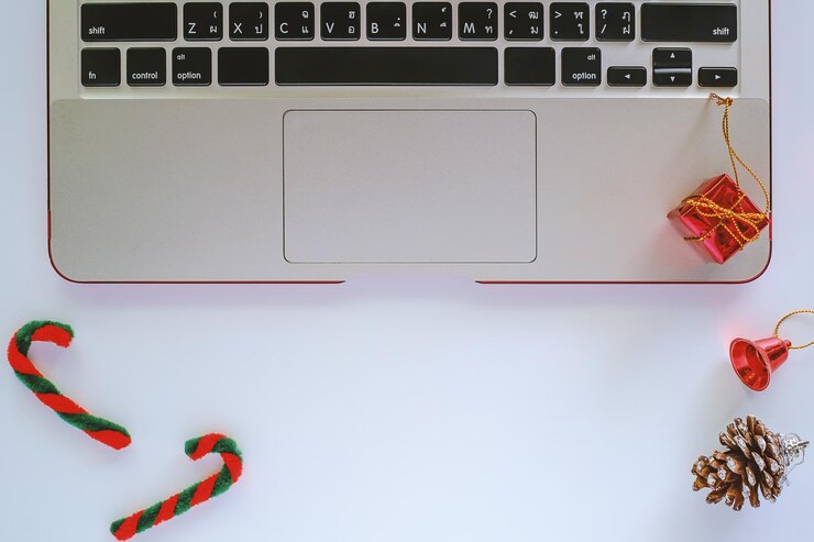 Foto vista de ângulo alto do laptop com decorações na mesa
