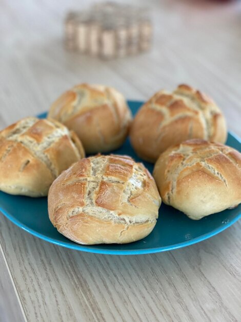 Foto vista de ângulo alto do pão no prato na mesa