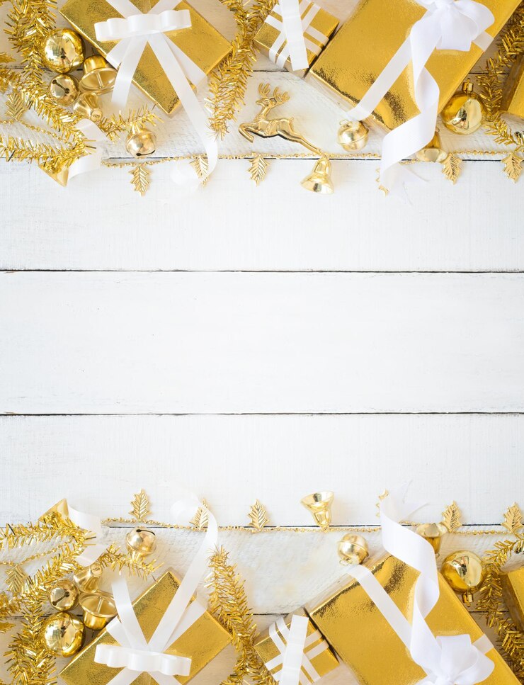 Foto vista de ângulo alto do presente de natal com decorações sobre a mesa