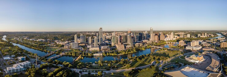Foto vista de ângulo alto dos edifícios da cidade contra um céu claro