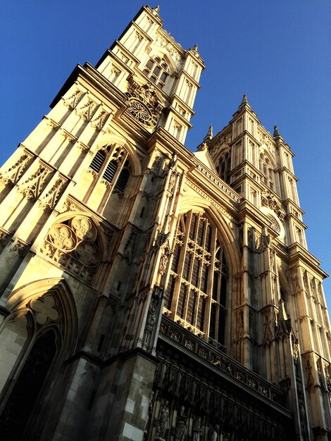 Foto vista de ângulo baixo da abadia de westminster contra o céu azul