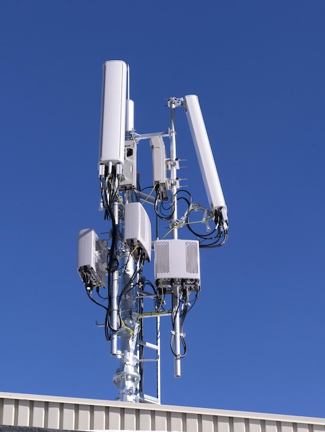 Vista de ângulo baixo da antena contra um céu azul claro