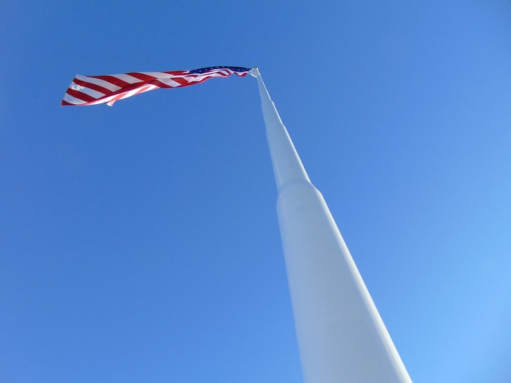 Foto vista de ângulo baixo da bandeira americana contra o céu azul claro